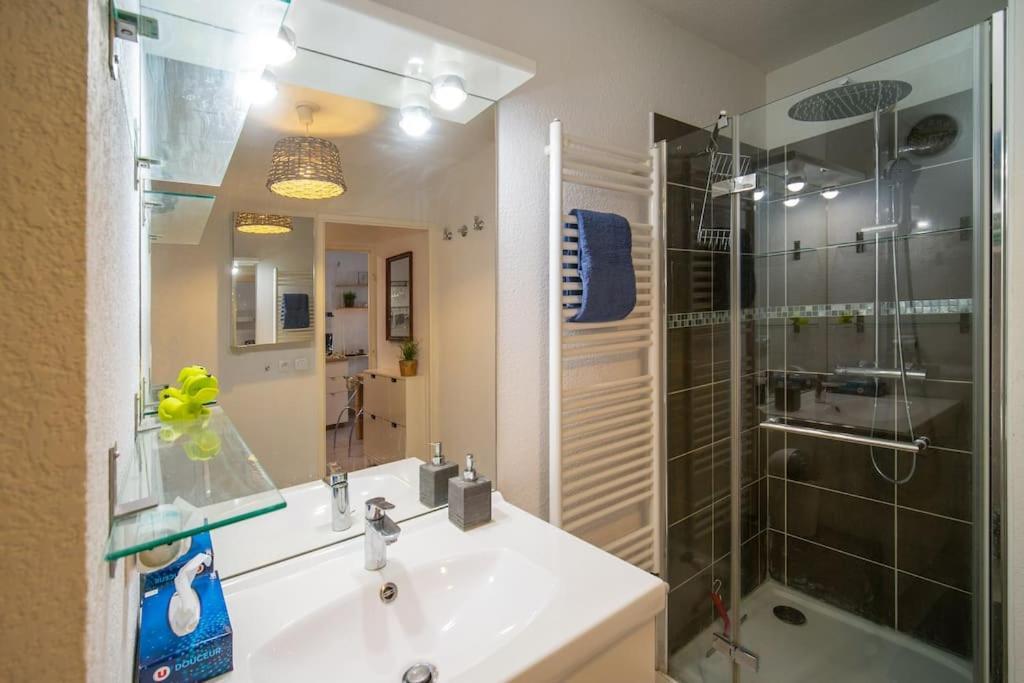 Fully Equipped Apartment With Terrace Sleeps 4 Marseille Bagian luar foto