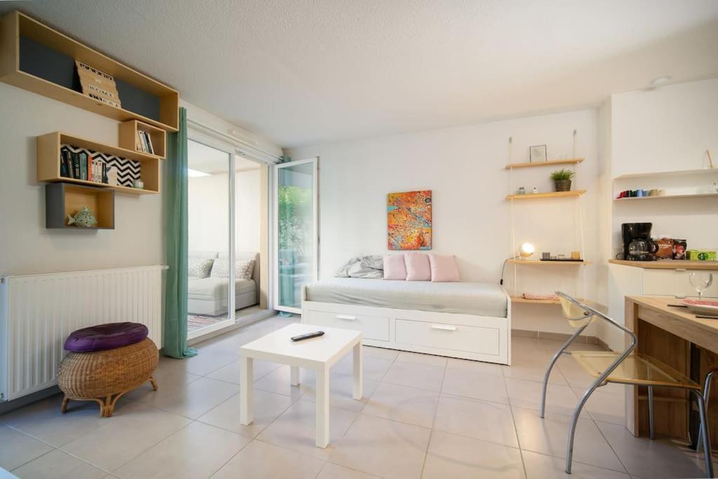 Fully Equipped Apartment With Terrace Sleeps 4 Marseille Bagian luar foto