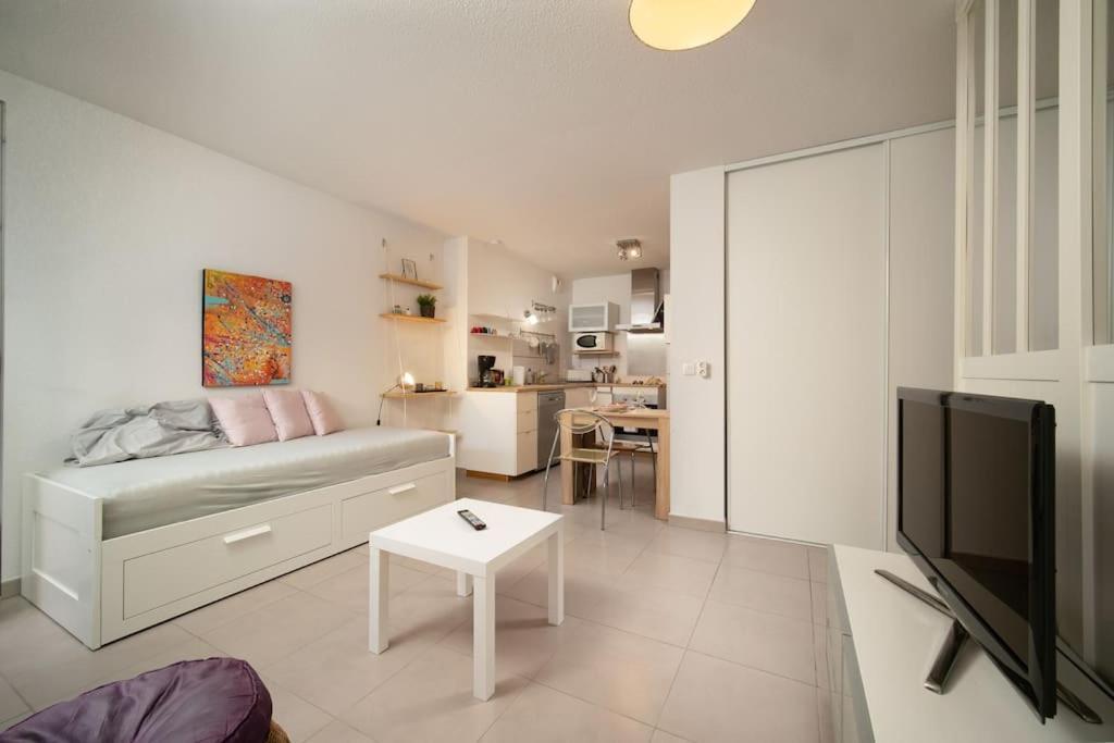 Fully Equipped Apartment With Terrace Sleeps 4 Marseille Bagian luar foto