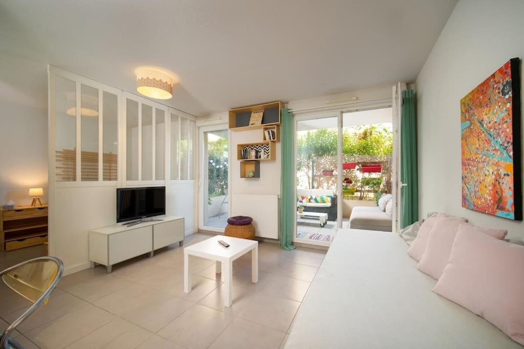 Fully Equipped Apartment With Terrace Sleeps 4 Marseille Bagian luar foto